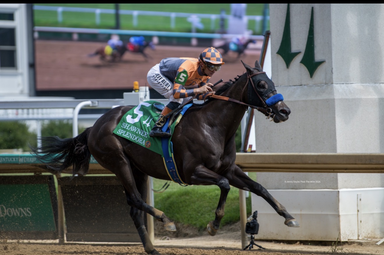 Splendora crossing the wire at Churchill Downs